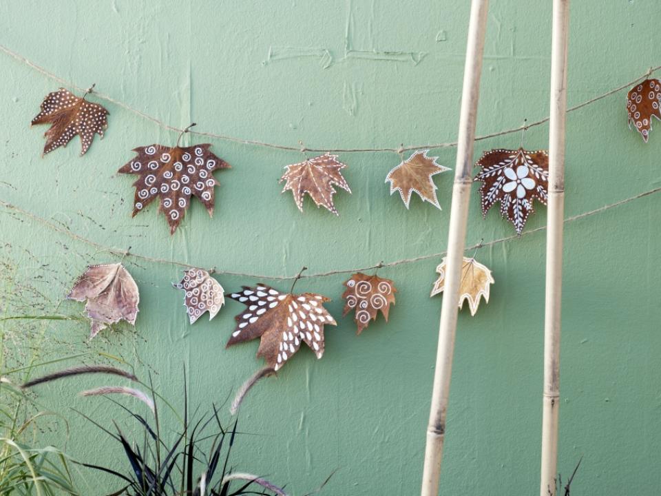 DIY slinger van herfstbladeren - Mooiwatplantendoen.nl